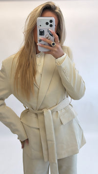 Waist- defined blazer