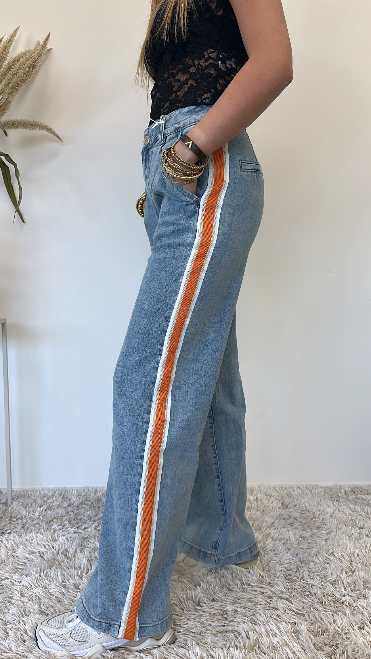Broek met oranje streep